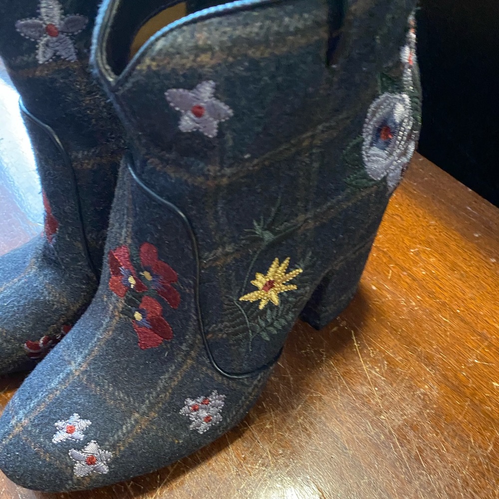NWOT Gray with floral booties - Picture 11 of 11